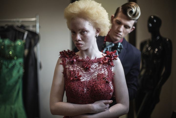 Thando Hopa et le créateur Gert Johann Coetzee, juin 2015
 (GIANLUIGI GUERCIA / AFP)