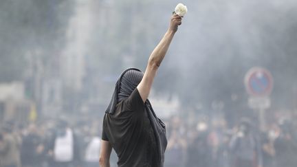 Violentes échauffourées à Paris entre policiers et manifestants masqués et plusieurs arrestations