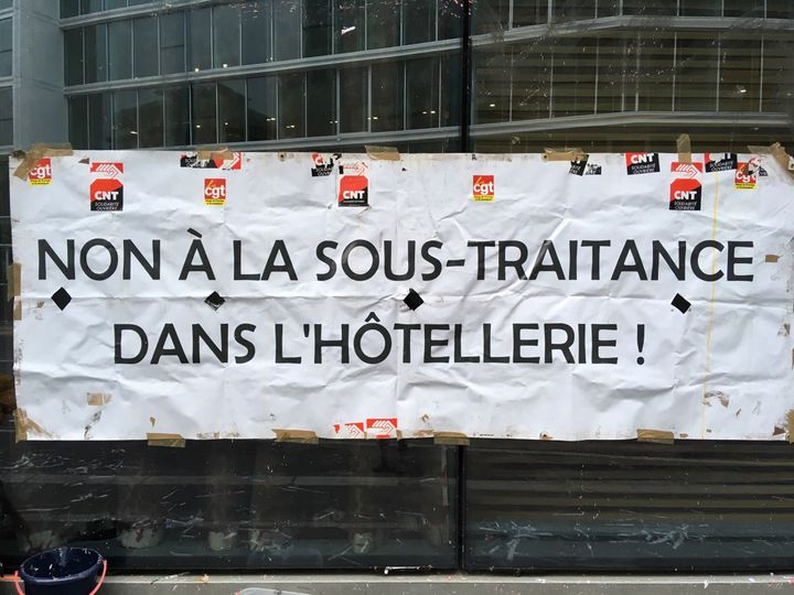 La banderole accrochée par les gréviste de l'Holiday Inn de Clichy (Hauts-de-Seine), le 8 janvier 2018, sur la façade de l'hôtel. (FARIDA NOUAR / RADIO FRANCE)