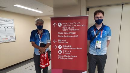 Frédéric (à gauche) et Aymeric (à droite), bénévoles français aux Jeux Olympiques de Tokyo (Japon). (FARIDA NOUAR / FRANCEINFO / RADIO FRANCE)