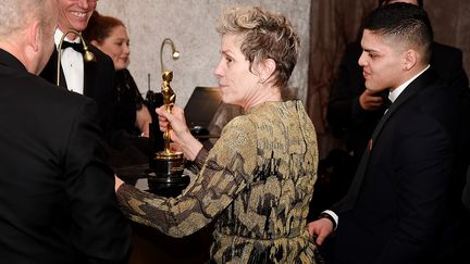 L'actrice Frances McDormand avec son Oscar, 4 mars 2018
 (KEVORK DJANSEZIAN / GETTY IMAGES NORTH AMERICA / AFP)