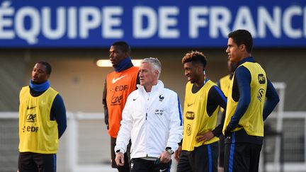 Le sélectionneur de l'équipe de France, Didier Deschamps, lors d'une séance d'entraînement à Clairefontaine (Yvelines), le 22 mars 2016. (FRANCK FIFE / AFP)