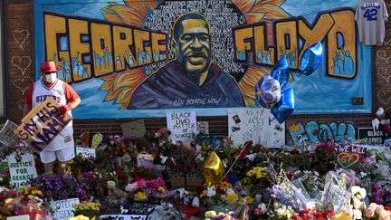 Un mémorial en hommage à George Floyd à Minneapolis (Minnesota, Etats-Unis), le 4 juin 2020. (NICHOLAS PFOSI / REUTERS)