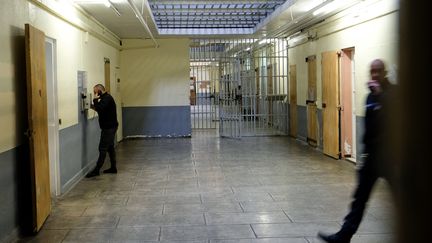 Un homme est au téléphone dans la prison des Baumettes à Marseille (Bouches-du-Rhône), le 6 novembre 2017. (BORIS HORVAT / AFP)