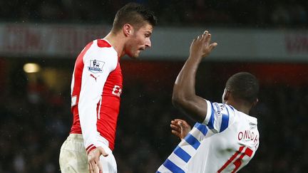 Le footballeur fran&ccedil;ais Olivier Giroud ass&egrave;ne un coup de t&ecirc;te au joueur des Queens Park Rangers Nedum Onuoha, lors d'un match de championnat, le 26 d&eacute;cembre 2014 &agrave; Londres. (EDDIE KEOGH / REUTERS)