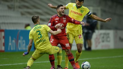 Le lyonnais Jordan Ferri dans la tenaille nantaise (JEAN-SEBASTIEN EVRARD / AFP)