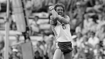 L'athlète polonais Władysław Kozakiewicz, après avoir remporté la médaille d'or en saut à la perche aux Jeux olympiques de 1980 à Moscou. (JEAN-CLAUDE DELMAS / AFP)