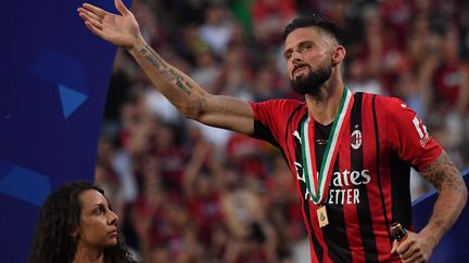 Olivier Giroud fête le titre de champion d'Italie avec l'AC Milan après la victoire du club lombard à Sassuolo, dimanche 22 mai.&nbsp; (TIZIANA FABI / AFP)