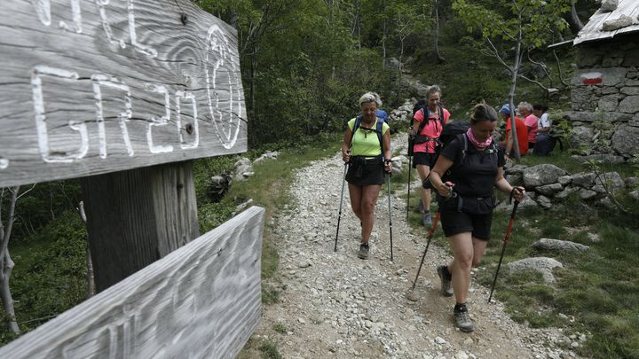 Des randonneurs marchent sur le GR 20 près de Ghisoni, le 26 mai 2022. (PASCAL POCHARD-CASABIANCA / AFP)