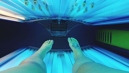 Dès la première séance dans une cabine UV, les peaux claires augmentent leur risque de cancer de la peau. (Illustration) (HANNAH BÄRLIN / EYEEM / GETTY IMAGES)