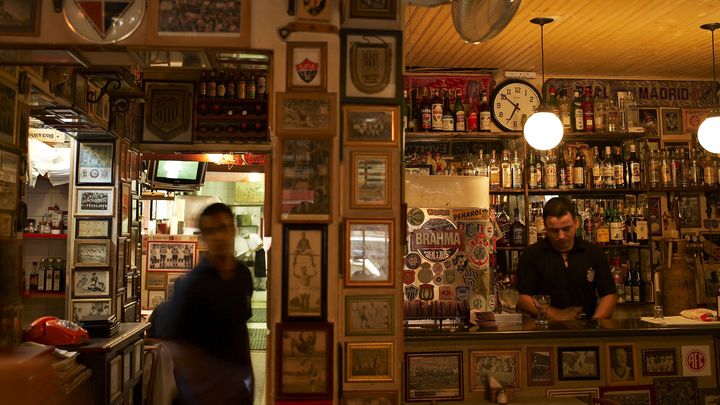 Le bar São Cristovão, haut lieu de la passion du football à São Paulo. Sur les murs, d'innombrables photos, fanions et écussons de foot. Et partout, Pelé, bien sûr. (JEAN-CLAUDE AMIEL / HEMIS VIA AFP)