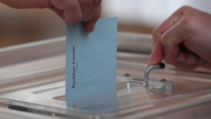 Un électeur vote lors des élections législatives du 18 juin 2018 à Strasbourg (Bas-Rhin).&nbsp; (FREDERICK FLORIN / AFP)