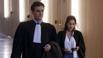 Les avocats de Salah Abdeslam, Martin Vettes et Olivia Ronen, arrivent à la cour d'assises spéciale de Paris, le 24 juin 2022 (YOAN VALAT / MAXPPP)