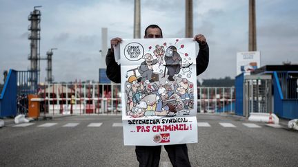 Un&nbsp;gréviste pose devant la raffinerie Total de Feyzin (Rhône), le 25 mai 2016. (JEFF PACHOUD / AFP)