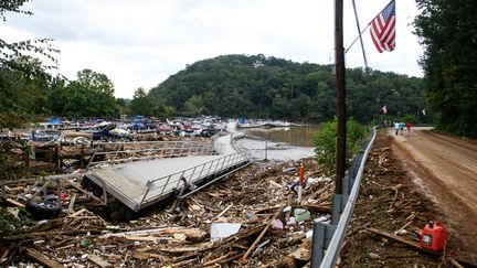 La rivière Rocky Broad a débordé en raison des fortes pluies, charriant des débris provenant du village de Chimney Rock, en Caroline du Nord (Etats-Unis), le 28 septembre 2024.