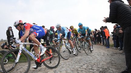 Les cyclistes lors de la 117e édition du Paris-Roubaix, le 14 avril 2019. (ANNE-CHRISTINE POUJOULAT / AFP)