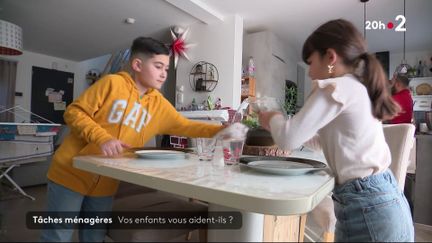 Combien d’enfants participent aux tâches ménagères ? Une étude répond à la question et montre que 9 enfants 10 aident leurs parents à la maison. Mais attention, cela n’est pas le cas tous les jours, ni pour toutes les corvées. Les plus jeunes ont souvent leurs préférences.