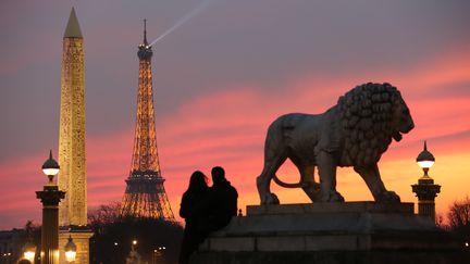 Un couple sur la place de la Concorde, à Paris, le 28 février 2016. (LUDOVIC MARIN / AFP)