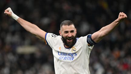 Karim Benzema célèbre un but face au Paris Saint-Germain, le 9 mars 2022, en huitième de finale retour de la Ligue des champions.&nbsp; (GABRIEL BOUYS / AFP)