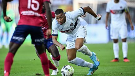 Kylian Mbappé sur la pelouse du stade Gabriel-Montpied face à Clermont, lors de la 7e journée de Ligue 1, le 30 septembre 2023. (OLIVIER CHASSIGNOLE / AFP)