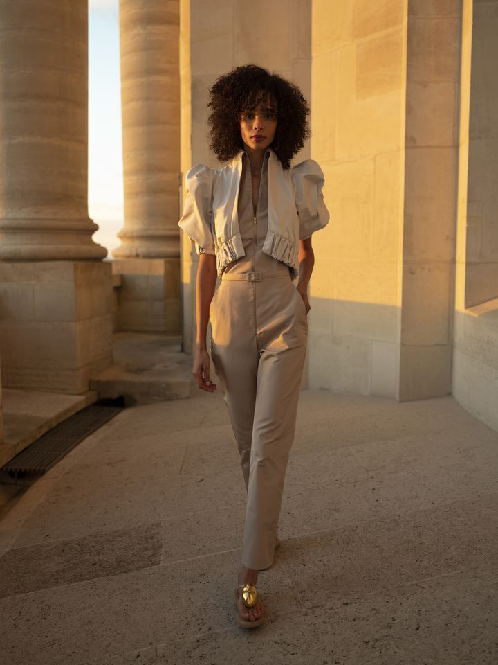 La mannequin Zuleica Eliana porte une combinaison blouson pantalon en faille reversible ivoire de la collection couture printemps-été 2022 de Christophe Josse au Panthéon à Paris, janvier 2022 (Cécile Bortoletti)