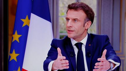 Emmanuel Macron, le 22 mars 2023, lors d'une interview sur France 2 et TF1. (LUDOVIC MARIN / AFP)