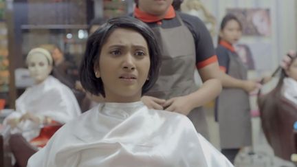 Capture d'écran montre une jeune Bangladaise, les chez rasés dans un salon de coiffure (BETS ADS / FACEBOOK)