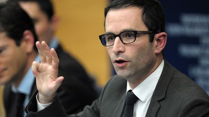 Beno&icirc;t Hamon s'exprime lors d'une conf&eacute;rence de presse sur le scandale de la viande de cheval, le 12 mars 2013, &agrave; Strasbourg. (FREDERICK FLORIN / AFP)