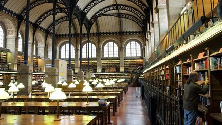 Une salle de lecture de la bibliothèque Sainte-Geneviève, à Paris. (MATTES RENE / HEMIS.FR / AFP)