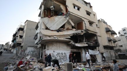 Un immeuble détruit par une frappe dans la ville de Gaza, le 23 novembre 2024. (DAWOUD ABO ALKAS / ANADOLU / AFP)