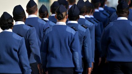 Comme pour le service militaire volontaire, les jeunes du service national universel devront porter un uniforme. (JEAN-PIERRE BALFIN / MAXPPP)