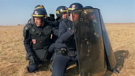 Un groupe de CRS lors d'une séance d'entrainement. (PIERRE-FRANCK COLOMBIER / AFP)