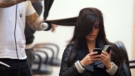 Oui il est impossible pour Kim Kardashian de se faire un brushing toute seule. Ses deux mains sont en permanence occup&eacute;es par ses smartphones. (WENN / SIPA)