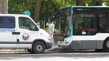 L'homme de 30 ans, suspecté d'avoir poignardé mortellement le passager d’un bus à Paris&nbsp;le 8 août a été&nbsp;placé en garde à vue. (BENOIT HASSE / MAXPPP)