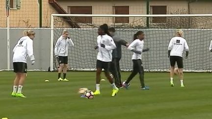 Le football féminin compte plus de 100 000 licenciées, un chiffre qui a doublé en quatre ans et illustre la passion grandissante des Françaises pour le ballon rond. (France 2)