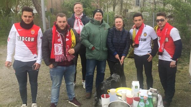 Kevin et ses amis&nbsp;prennent le petit-déjeuner sur un parking avec des supporters de Dortmund, le 11 avril 2017.&nbsp; (DR)