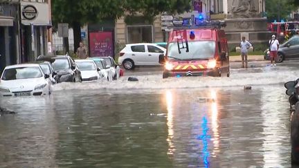 La ville de Reims, dans la Marne, a aussi été durement atteinte par des pluies torrentielles. La montée des eaux a été très rapide. Une partie du centre-ville a été complètement inondé. (CAPTURE ECRAN FRANCE 3)