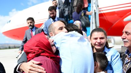 Les otages turcs, kidnapp&eacute;s par l'Etat islamique en Irak, le 20 septembre, &agrave; l'a&eacute;roport d'Ankara (Turquie). (FATIH AKTAS / ANADOLU AGENCY / AFP)