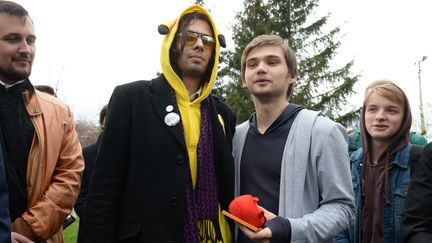 Le blogueur russe Rouslan Sokolovski (troisième en partant de la gauche) pose en compagnie d'un homme déguisé en Pokémon en marge de son procès à&nbsp;Ekaterinbourg (Russie), le 11 mai 2017. (PAVEL LISITSYN / AFP)