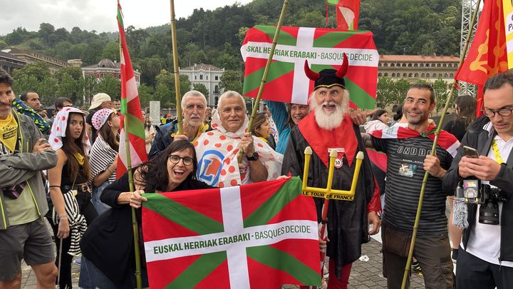 Des militants agitent le drapeau basque floqué du slogan "Les Basques décident", lors de la présentation du Tour de France 2023. (Hortense Leblanc)