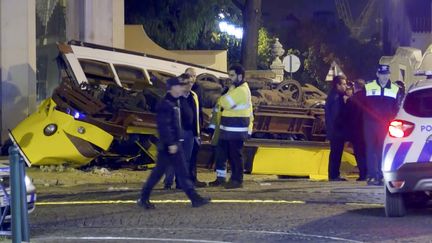 Un tramway accidenté, le 14 décembre 2018, à Lisbonne (Portugal). (JORGE JERÓNIMO / AP / SIPA)