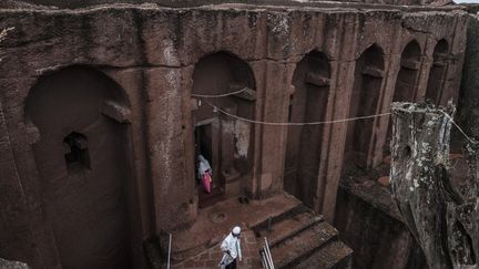 Des croyants chrétiens orthodoxes marchent parmis les églises taillées dans la roche du site de Lalibela en Éthiopie, le 7 mars 2019 (EDUARDO SOTERAS / AFP)