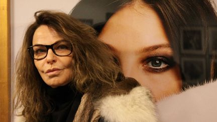 Bettina Rheims devant l'un de ses clichés exposés à la Maison Européenne de la Photographie
 ( GINIES/SIPA)