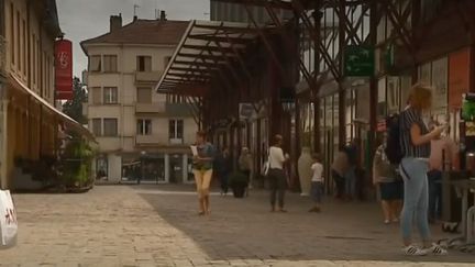 Dans l'Allier, la ville de Moulins vient d'installer deux compteurs pour déterminer les lieux fréquentés par les piétons et ainsi aider les commerces à adapter leurs horaires d'ouverture. (FRANCE 3)