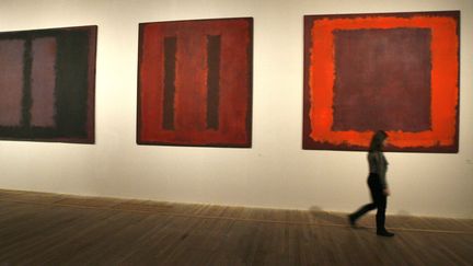 Trois tableaux de la s&eacute;rie "Seagram", de l'artiste am&eacute;ricain Mark Rothko,&nbsp;expos&eacute;s &agrave; la Tate Modern de Londres. (ANDREW WINNING / REUTERS)