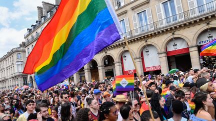 En France, des militants pour les droits des LGBT+ défilent contre la discrimination. (JULIEN MATTIA / NURPHOTO)