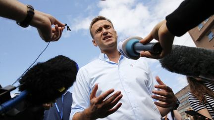 L'opposant russe à Vladimir Poutine Alexeï Navalny parlant aux journalistes à Moscou (Russie), le 20 juillet 2019. (MAXIM ZMEYEV / AFP)