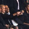 David Cameron, Helle Thorning-Schmidt et Barack Obama posent pour un "selfie", mardi 10 d&eacute;cembre au stade Soccer City de Soweto (Afrique du Sud), &agrave; l'occasion de la c&eacute;r&eacute;monie d'hommage &agrave; Nelson Mandela. (ROBERTO SCHMIDT / AFP)