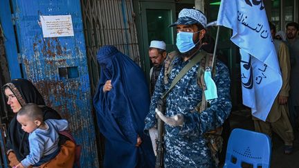 Un combattant taliban garde l'entrée du marché&nbsp;Sarai Shahzada à Kaboul le 5 septembre 2021. (AAMIR QURESHI / AFP)