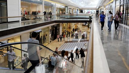 Galerie commerciale "Les Terrasses du Port" à Marseille (Bouches-du-Rhône) où l'on trouve des magasins franchisés, le 23 mai 2013. (FRANCK PENNANT / AFP)